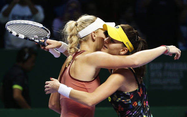 Wozniacki beats Radwanska at WTA Finals