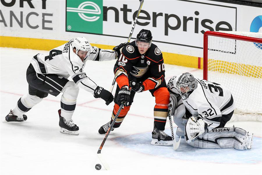 Los Angeles Kings beats Anaheim Ducks 4-3 in NHL hockey game