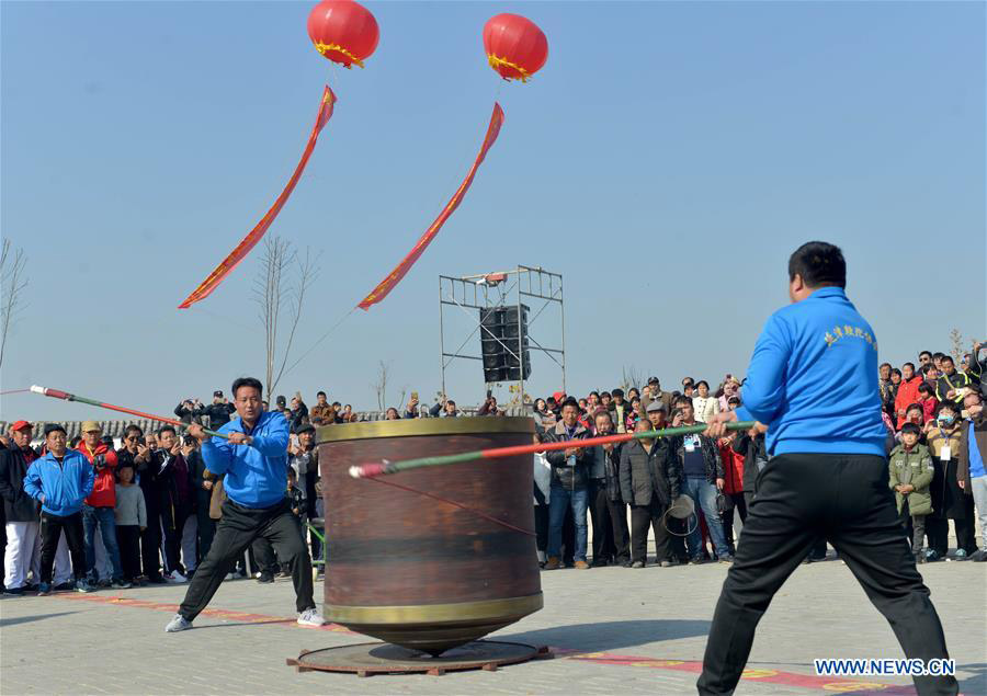 Competitors whip 2,000 kilograms top at top game in Henan