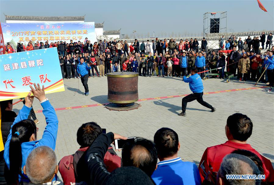 Competitors whip 2,000 kilograms top at top game in Henan