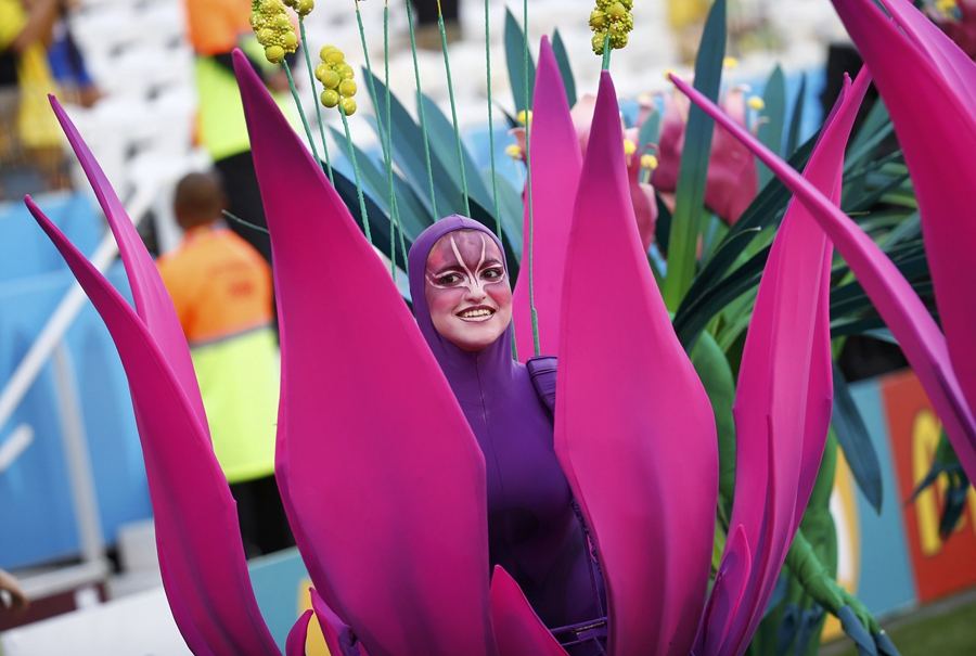 World Cup 2014 kicks off with colorful ceremony