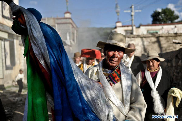 Tibetan farmers celebrate Ongkor Festival, praying for good harvest