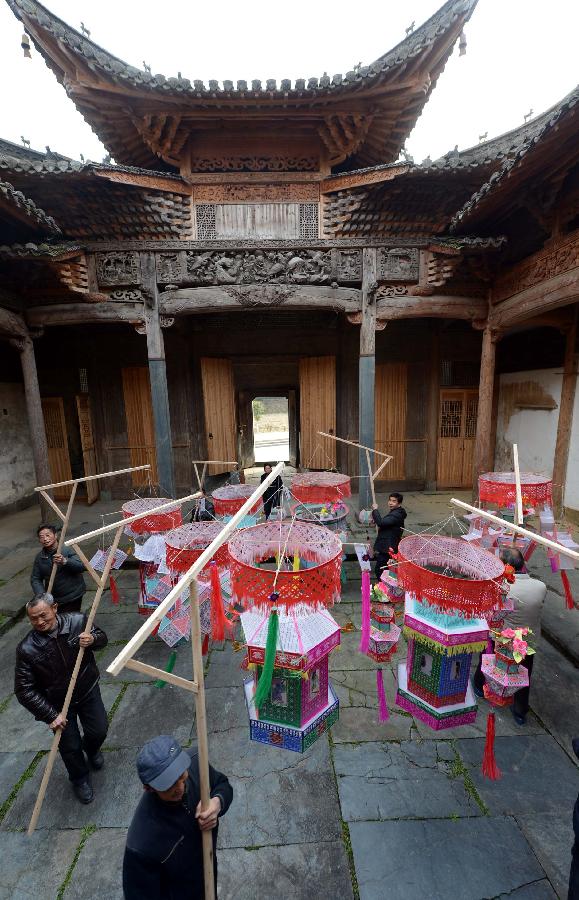 Folk artists present Xichong Lanterns in Wuyuan, China's Jiangxi