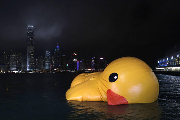 Rubber Duck falls into Victoria Harbor