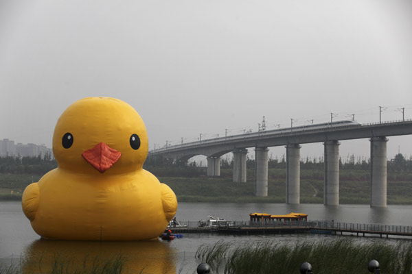 Giant rubber duck comes to life in Beijing