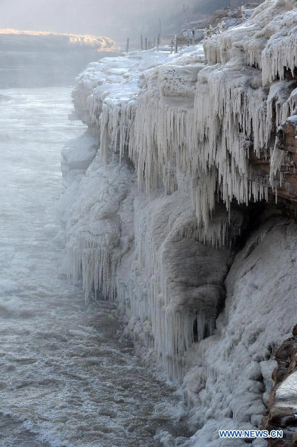 Hukou Waterfall 1st time opens for tourists in winter