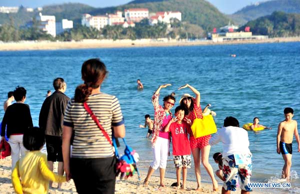 Tourists spend Spring Festival vacation in Sanya