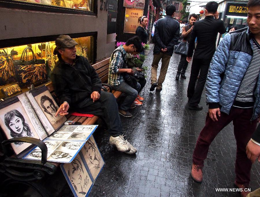 Bustling longtang in Shanghai