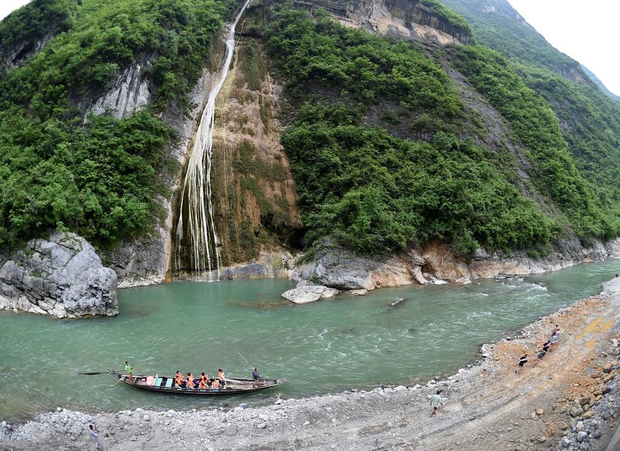 Boat trackers reorganized to tow boats in Shennongxi