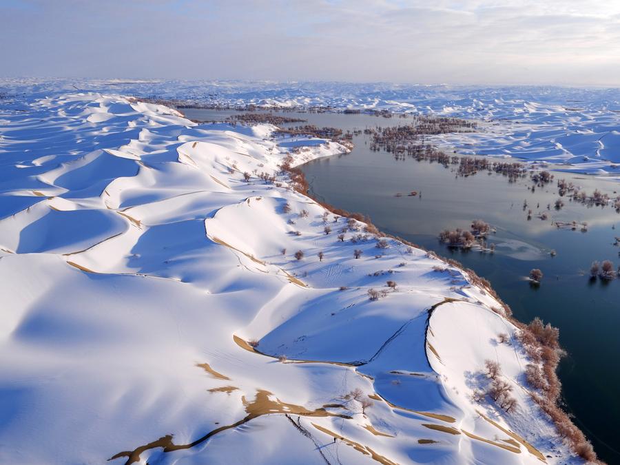 Snow scenery of Taklimakan Desert in Xinjiang