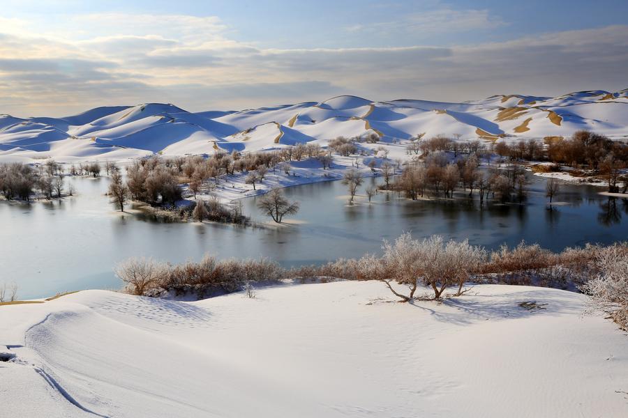 Snow scenery of Taklimakan Desert in Xinjiang