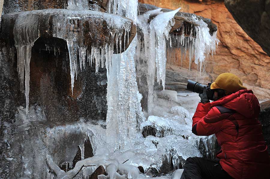 Frozen waterfalls present unique scenery in Qingdao