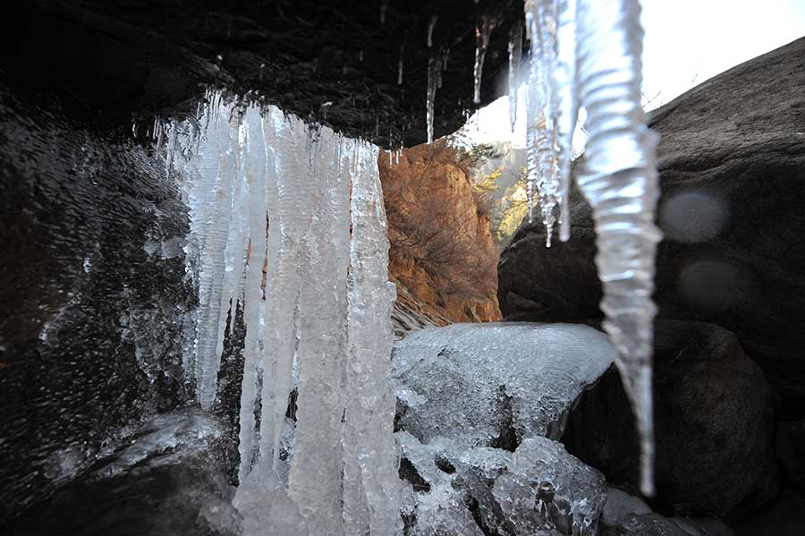 Frozen waterfalls present unique scenery in Qingdao