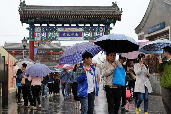 Crowds flock to ancient alley despite ban on tour groups