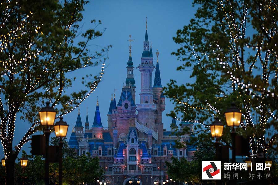 Best night views of Shanghai Disney Resort captured