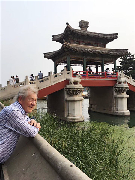 Shakespeare star Ian McKellen has fun in China