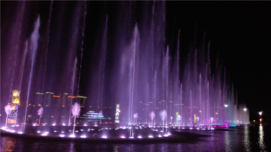 Night view of Inner Mongolia's Wulanmulun Lake