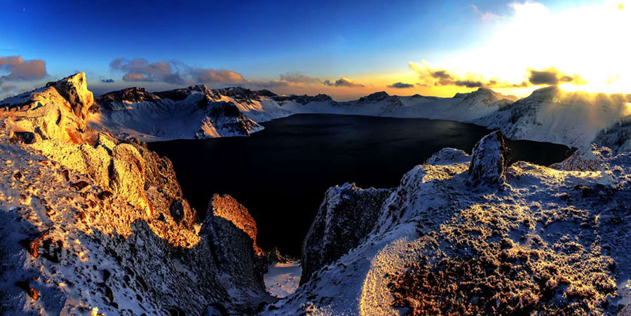 Tianchi Lake manifests cool beauty after first snowfall