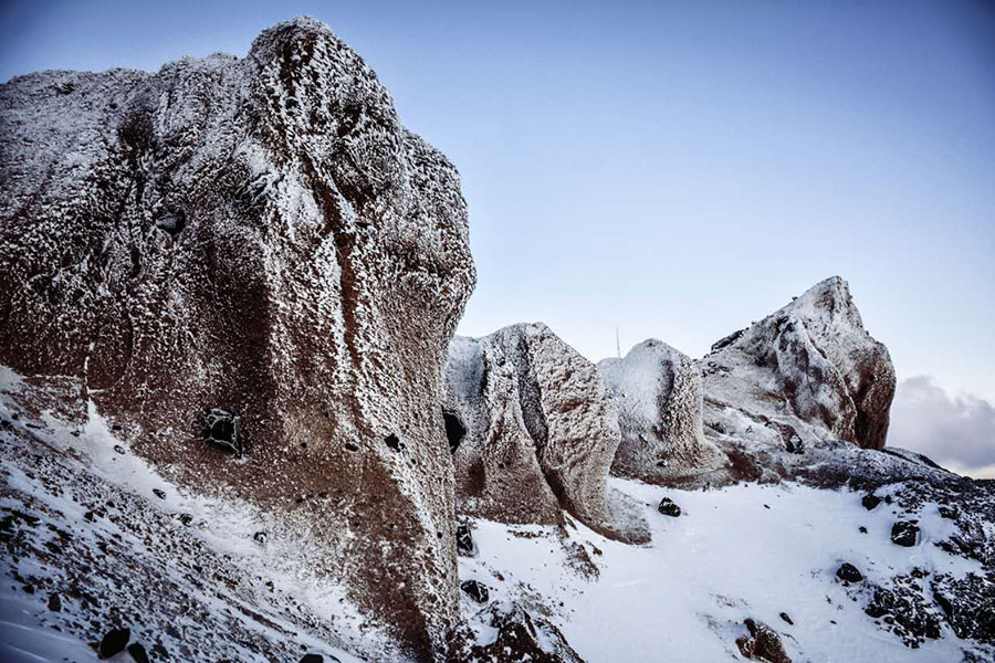 Tianchi Lake manifests cool beauty after first snowfall