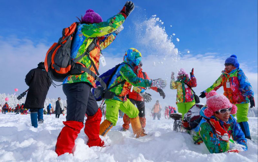 Icy lakeside charm attracts visitors in Jilin province