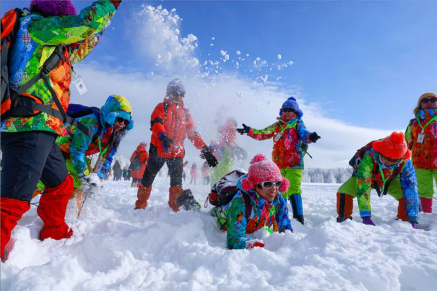 Icy lakeside charm attracts visitors in Jilin province