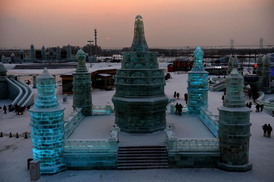 Harbin Ice and Snow World attracts tourists in Heilongjiang