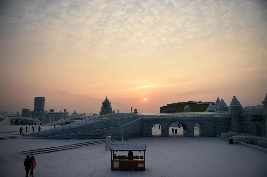 Harbin Ice and Snow World attracts tourists in Heilongjiang