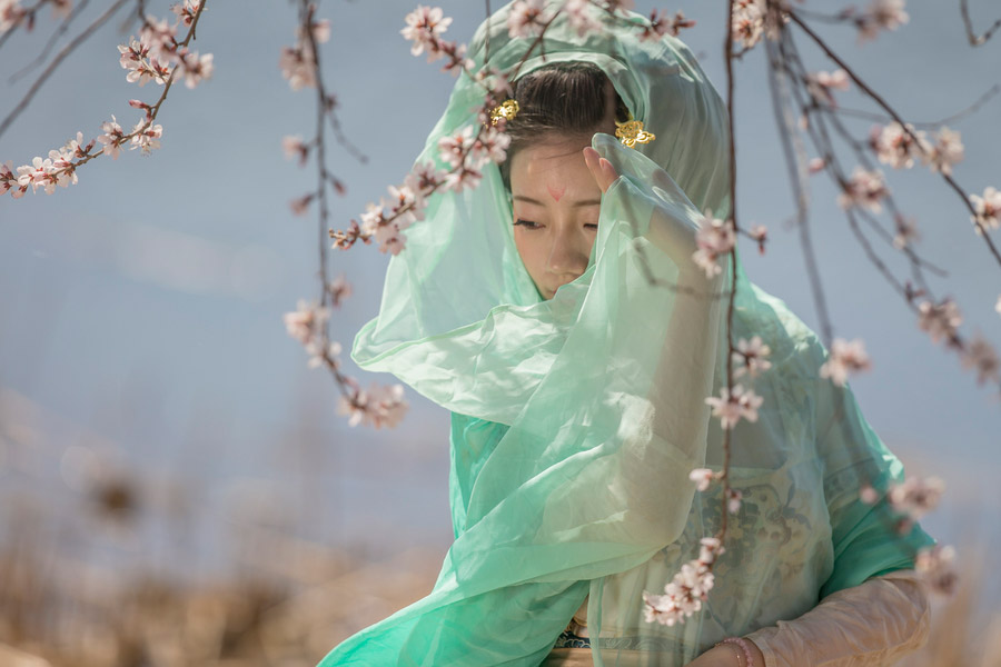 Admiring the spring scenery at the Summer Palace