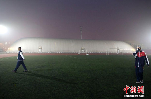 Inflatable gym protects students from smog