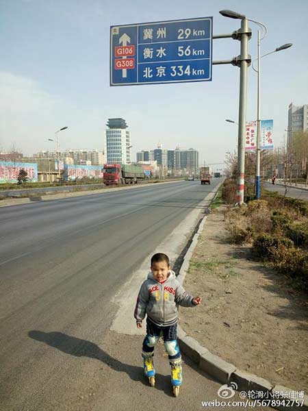 Father and four-year-old son travel over 500 km by roller skating