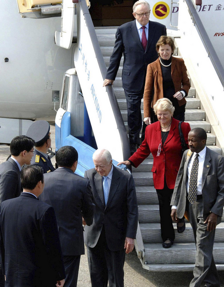 Jimmy Carter arrives in Pyongyang