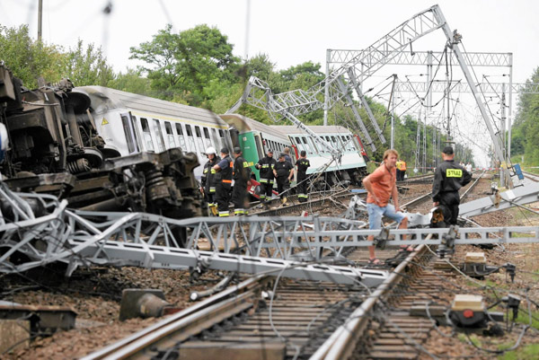 Polish train derails, 4 people killed