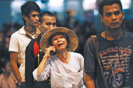 Thousands flee Bangkok floodwaters