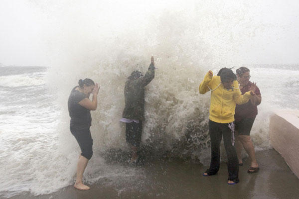 Hurricane Sandy batters US east coast