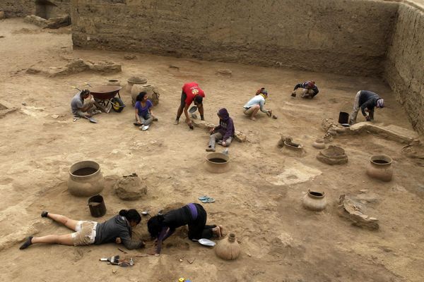 Ancient Peruvian tomb excavated