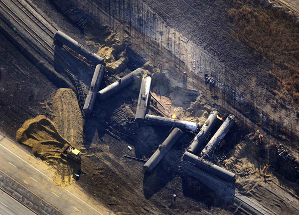 Train carrying oil, gas derails in Canada