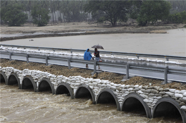 Weakening Raymond soaks Mexico, no serious damage