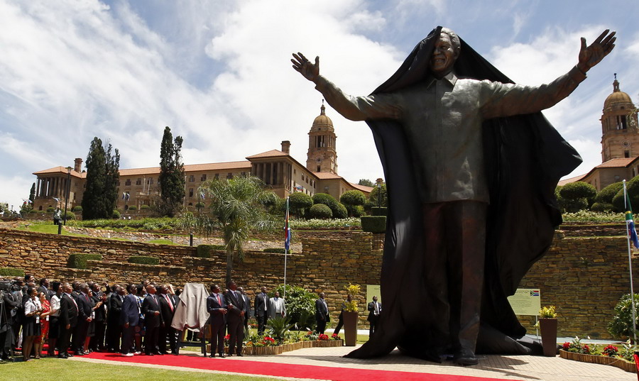 S. African president unveils Mandela statue