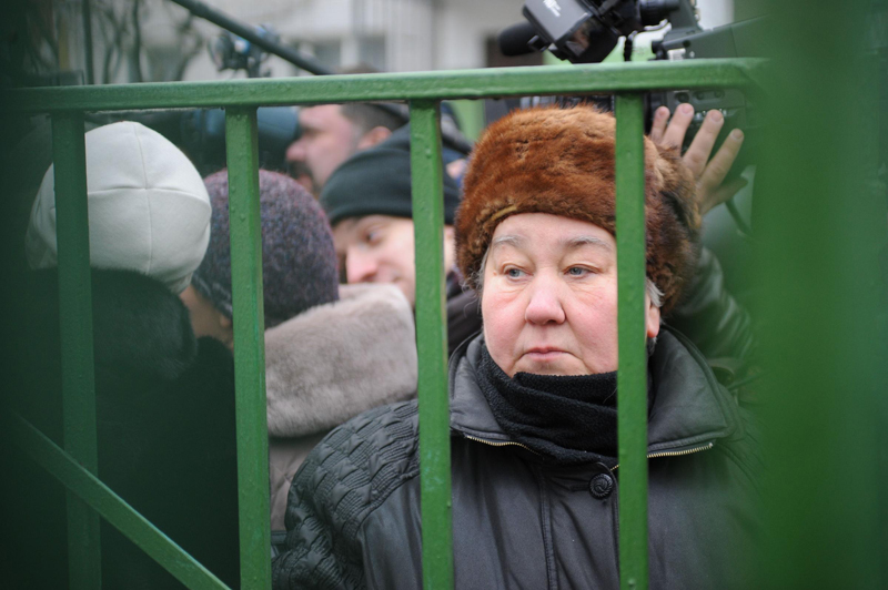 Student detained after killing policeman, teacher in Moscow school