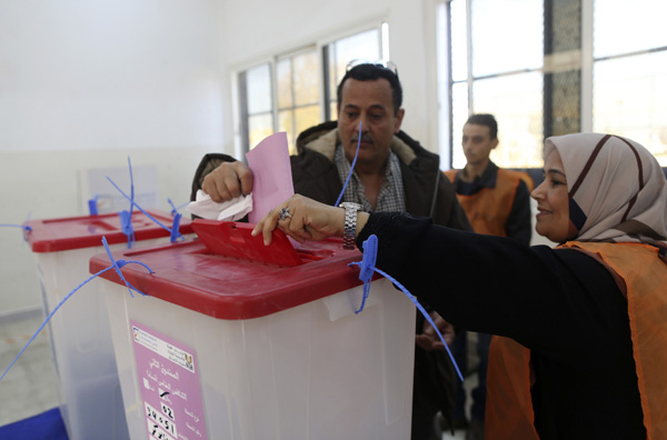 Libyans vote for constitution body