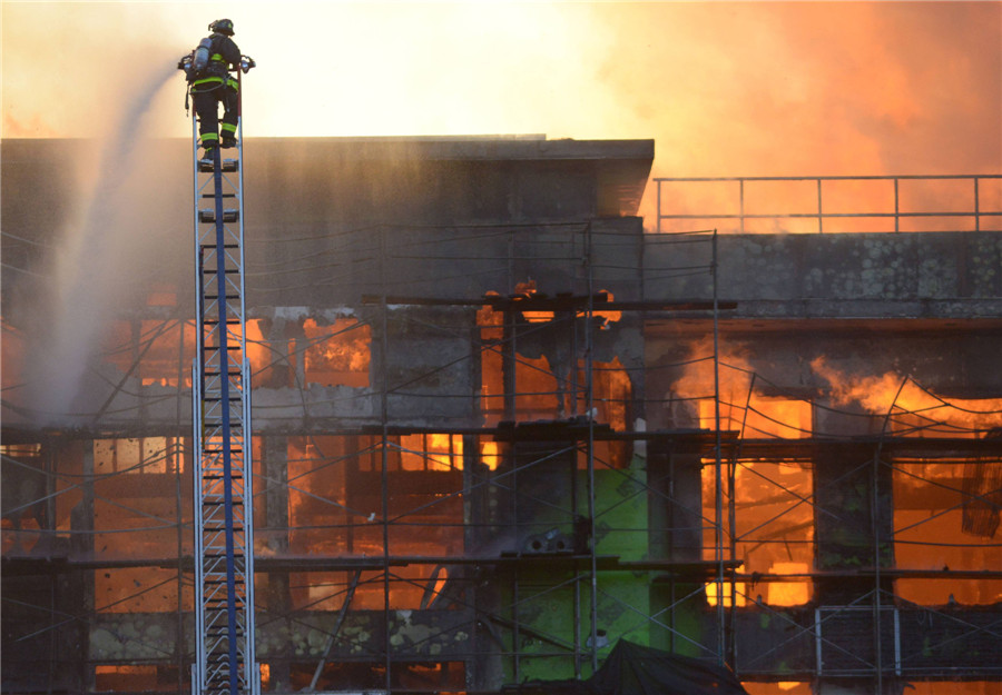 Huge fire burns San Francisco building