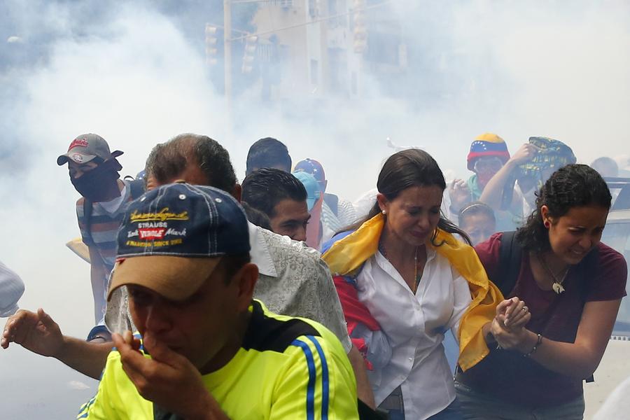 Venezuelan anti-govt protesters set fire in rally