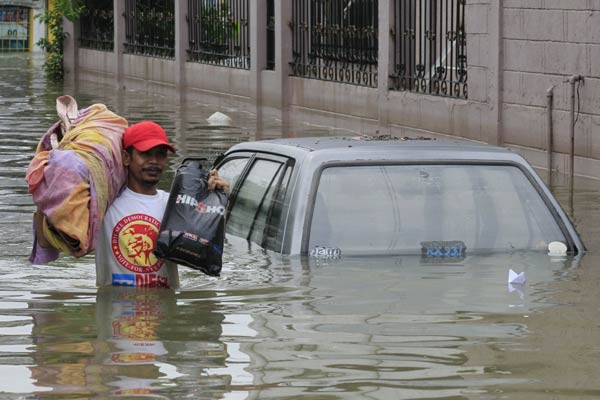 Storm leaves 7 dead, 200,000 displaced in Philippines