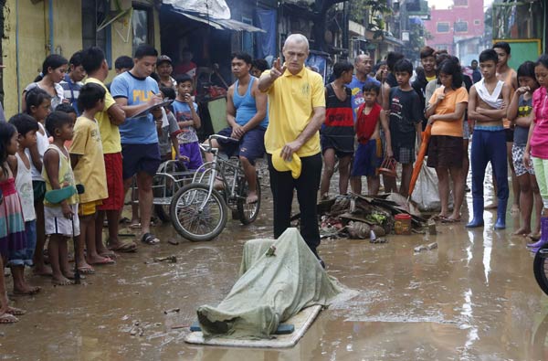 Storm leaves 7 dead, 200,000 displaced in Philippines