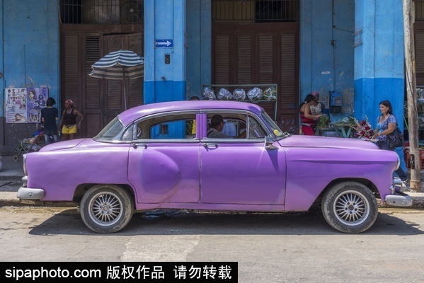 Photographer documents classic American cars in Cuba