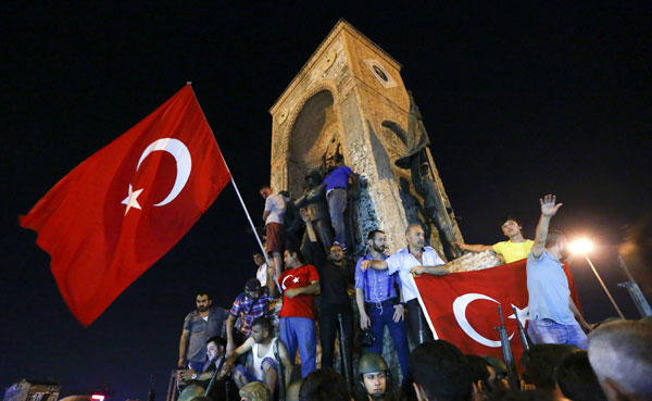 Heavy military deployment seen in Ankara, Istanbul