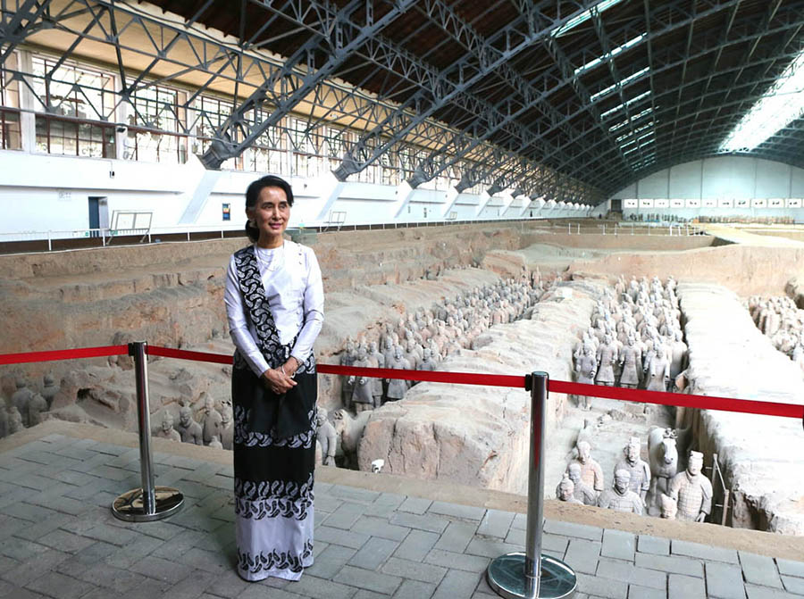 Aung San Suu Kyi arrives at Xi'an