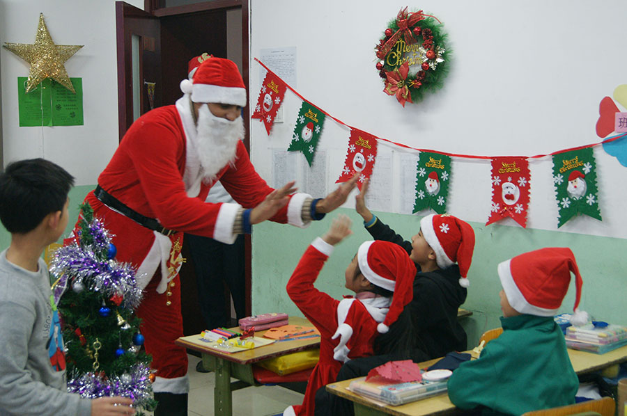 Kids Read throws Christmas party for primary school students in Beijing