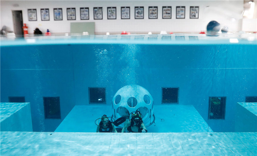 Ready for dinner 33 meters underwater in Brussels?