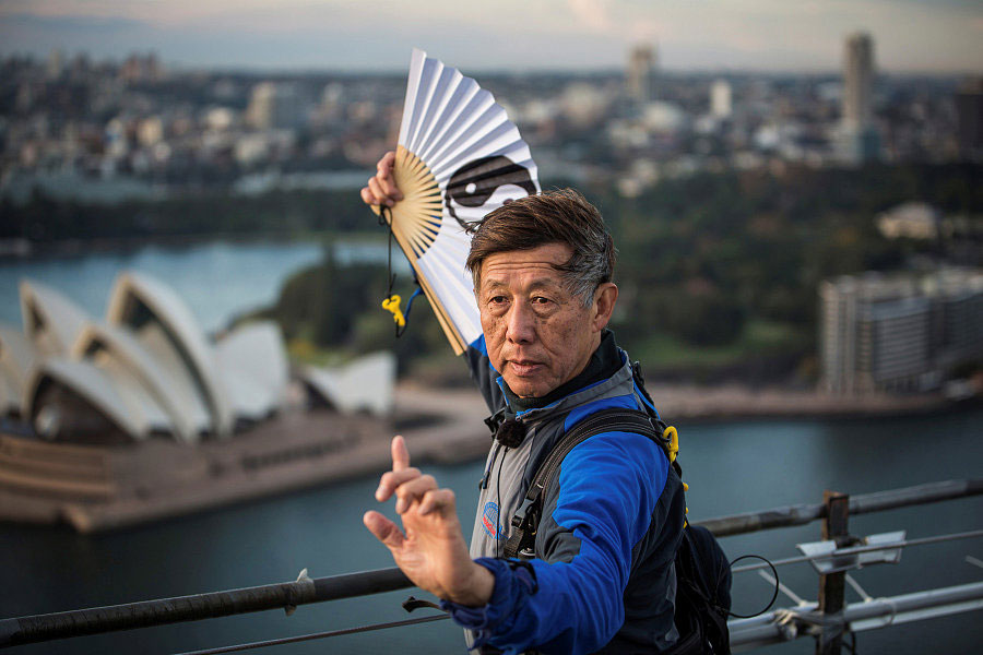 Tai chi takes over Sydney Harbour Bridge